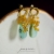 PASIÓN, Biżuteria, Kolczyki, MANILA - złocone krótkie kolczyki na sztyftach z zielonym Opalem dendrytowym i Cytrynami madeira