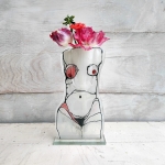Szklany wazon w kształcie kobiecego ciała