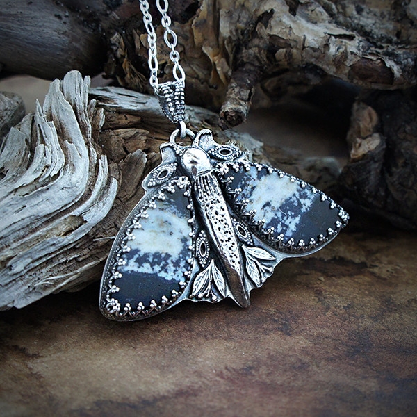 Nocny zwiastun - srebrny naszyjnik w kształcie motyla / Kornelia Sus / Biżuteria / Naszyjniki