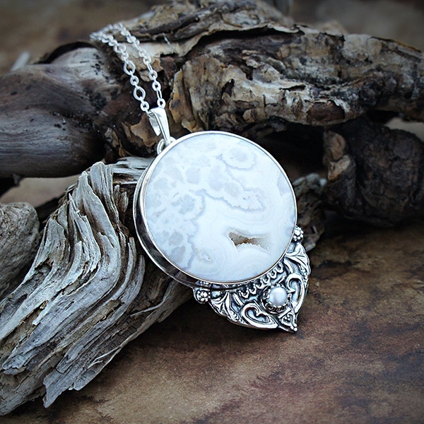 Księżycowa baśń - srebrny wisior z agatem koronkowym i perłą / Kornelia Sus / Biżuteria / Naszyjniki