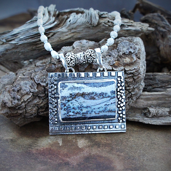Biały puch, senny czas - srebrny naszyjnik z opalizowanym skamieniałym drewnem i perłami / Kornelia Sus / Biżuteria / Naszyjniki