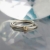BIZOE, Biżuteria, Pierścionki, Nierozerwalnie połączone obrączki - podwójny złoty pierścionek z brylantem