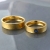 Obrączki ślubne z szafirem - żółte złoto pr. 0,585  / BIZOE / Biżuteria / Obrączki Ślubne