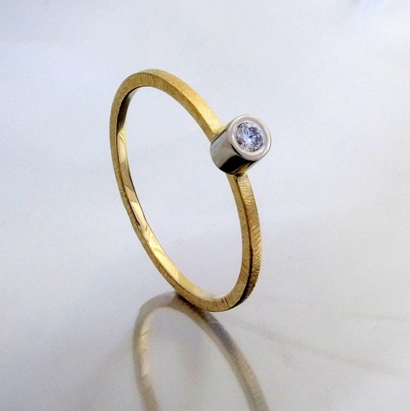 Złoty pierścionek z brylantem 0,03 ct  / BIZOE / Biżuteria / Pierścionki