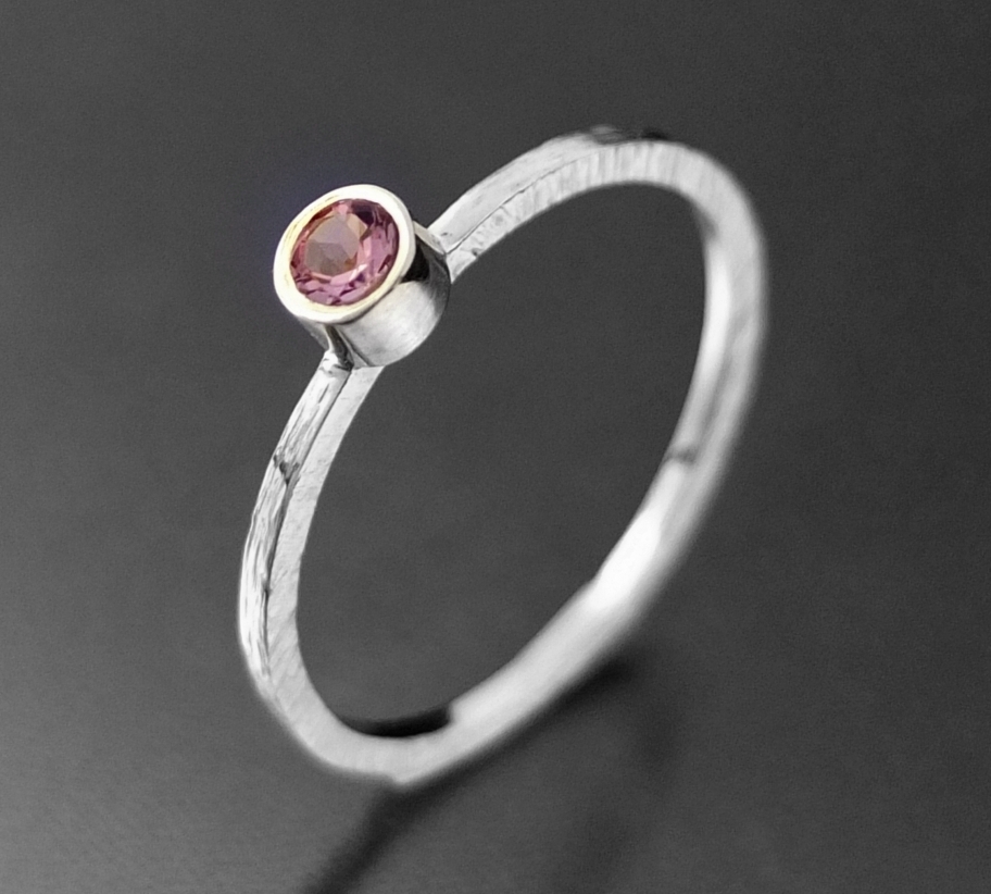 Złoty pierścionek z różowym turmalinem 4mm / BIZOE / Biżuteria / Pierścionki