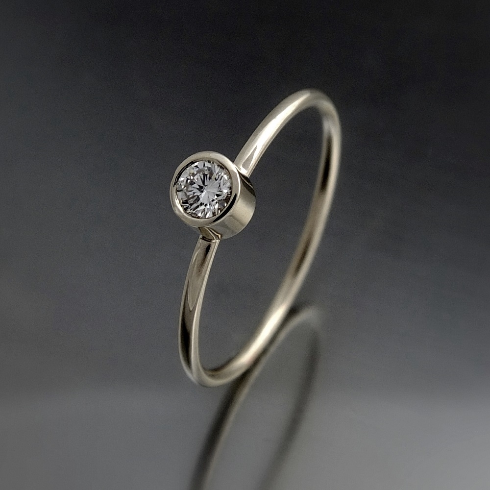 Złoty pierścionek z brylantem 0,13 ct - białe złoto / BIZOE / Biżuteria / Pierścionki