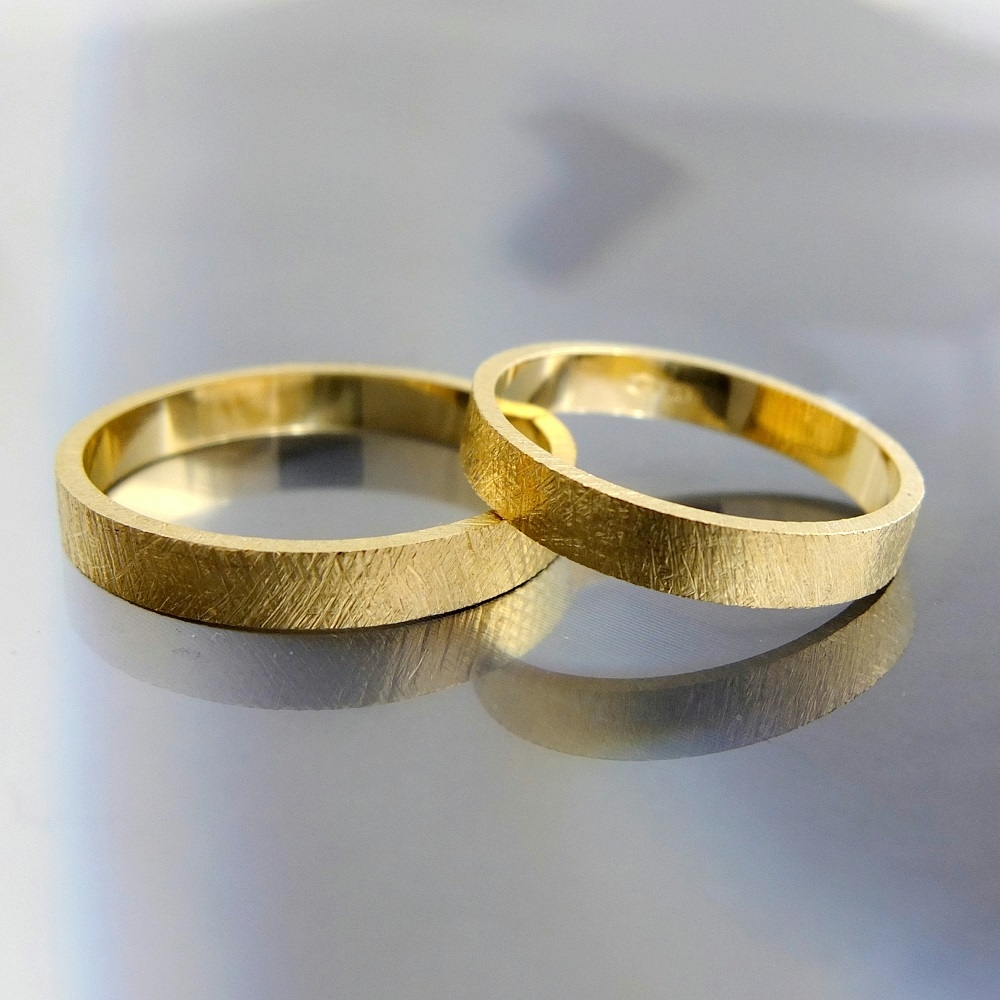 Obrączki ślubne o fakturowanej powierzchni z żółtego złota pr. 0,585 / BIZOE / Biżuteria / Obrączki Ślubne