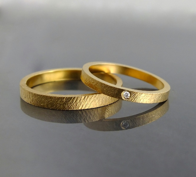 Obrączki ślubne z brylantem - żółte złoto pr. 0,585 / BIZOE / Biżuteria / Obrączki Ślubne