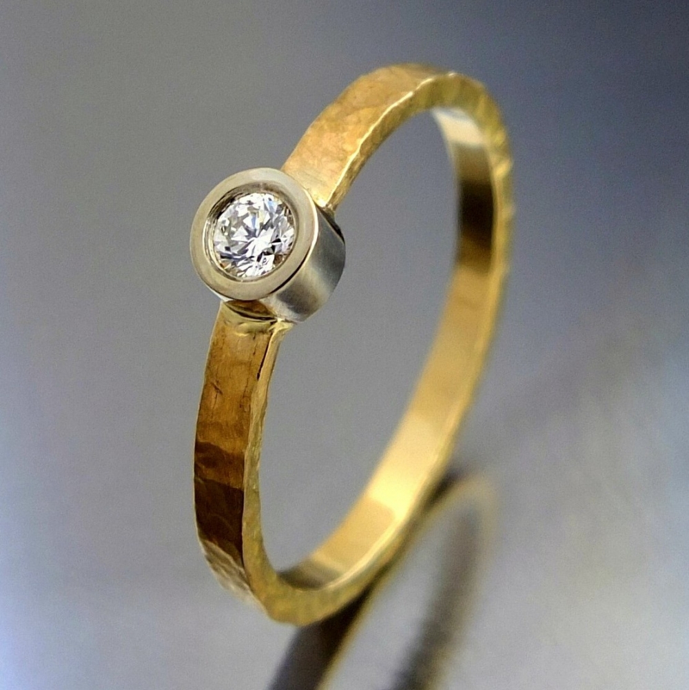Złoty pierścionek z brylantem 0,08 ct (młotkowana powierzchnia) / BIZOE / Biżuteria / Pierścionki