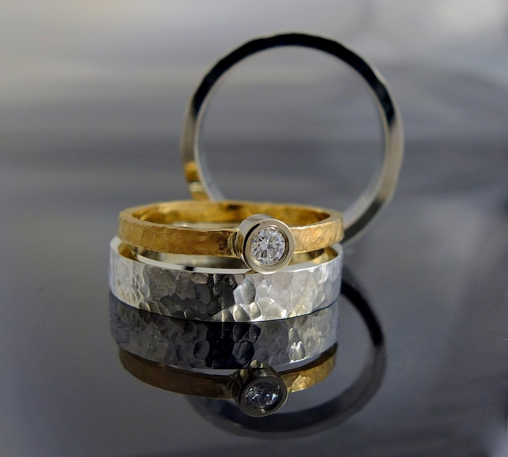 Komplet złotej biżuterii ślubnej (młotkowana powierzchnia) / BIZOE / Biżuteria / Obrączki Ślubne