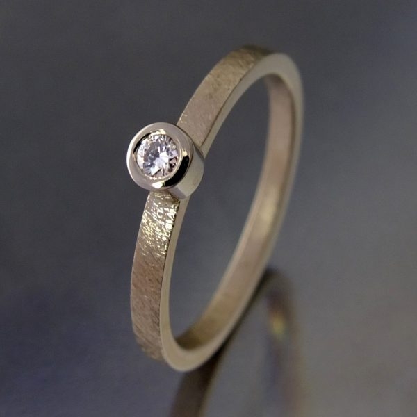 Złoty pierścionek z brylantem 0,06 ct SI/H / BIZOE / Biżuteria / Pierścionki