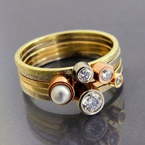 Komplet 5 złotych pierścionków: perła i 4 brylanty o łącznej masie 0,17 ct / BIZOE / Biżuteria / Pierścionki