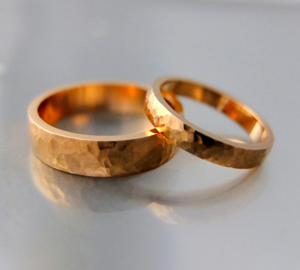 Obrączki ślubne z różowego złota o młotkowanej powierzchni / BIZOE / Biżuteria / Obrączki Ślubne