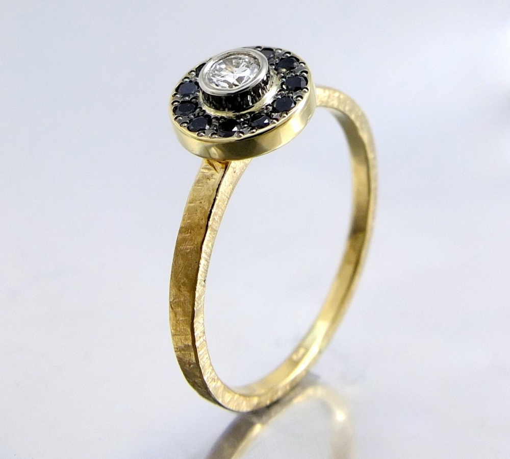 Złoty pierścionek z brylantem i czarnymi diamentami / BIZOE / Biżuteria / Pierścionki