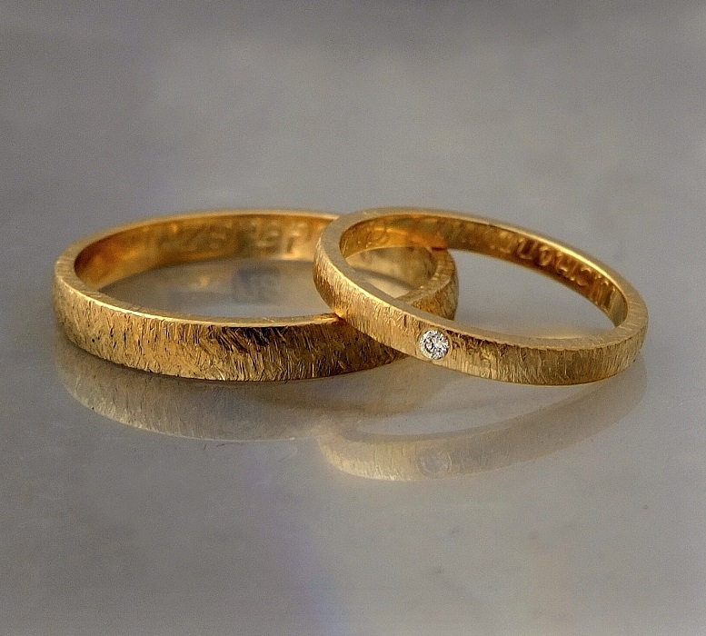 Obrączki ślubne z brylantem - żółte złoto pr. 0,585 / BIZOE / Biżuteria / Obrączki Ślubne