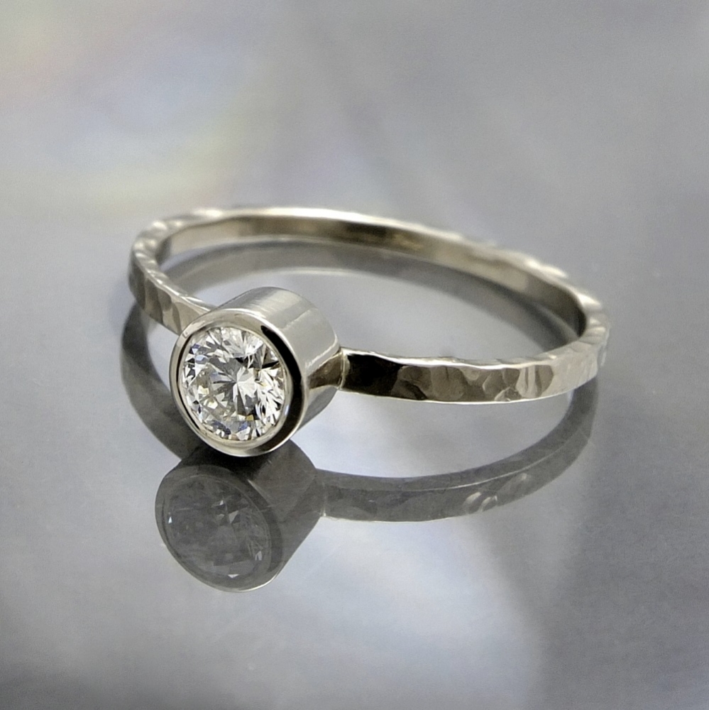 Złoty pierścionek z brylantem 0,18 ct (młotkowana powierzchnia) / BIZOE / Biżuteria / Pierścionki