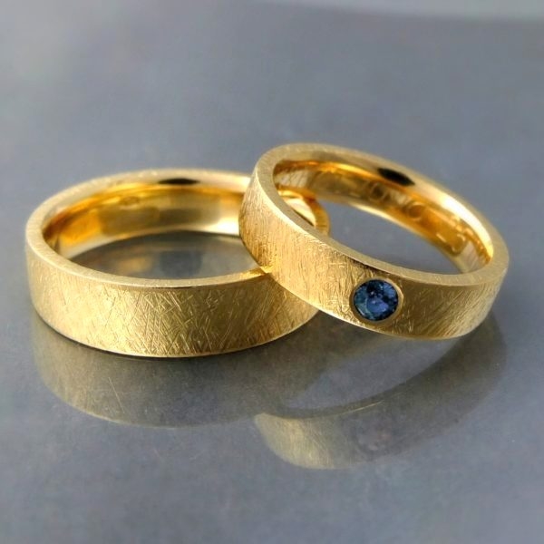 Obrączki ślubne z szafirem - żółte złoto pr. 0,585  / BIZOE / Biżuteria / Obrączki Ślubne