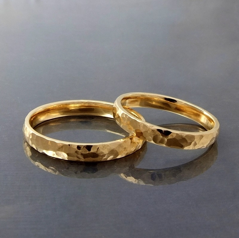 Obrączki ślubne z żółtego złota o młotkowanej powierzchni / BIZOE / Biżuteria / Obrączki Ślubne