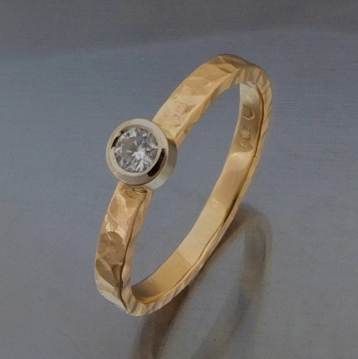 Złoty pierścionek młotkowany z brylantem 0,08 ct, ROZMIAR 9 / BIZOE / Biżuteria / Pierścionki