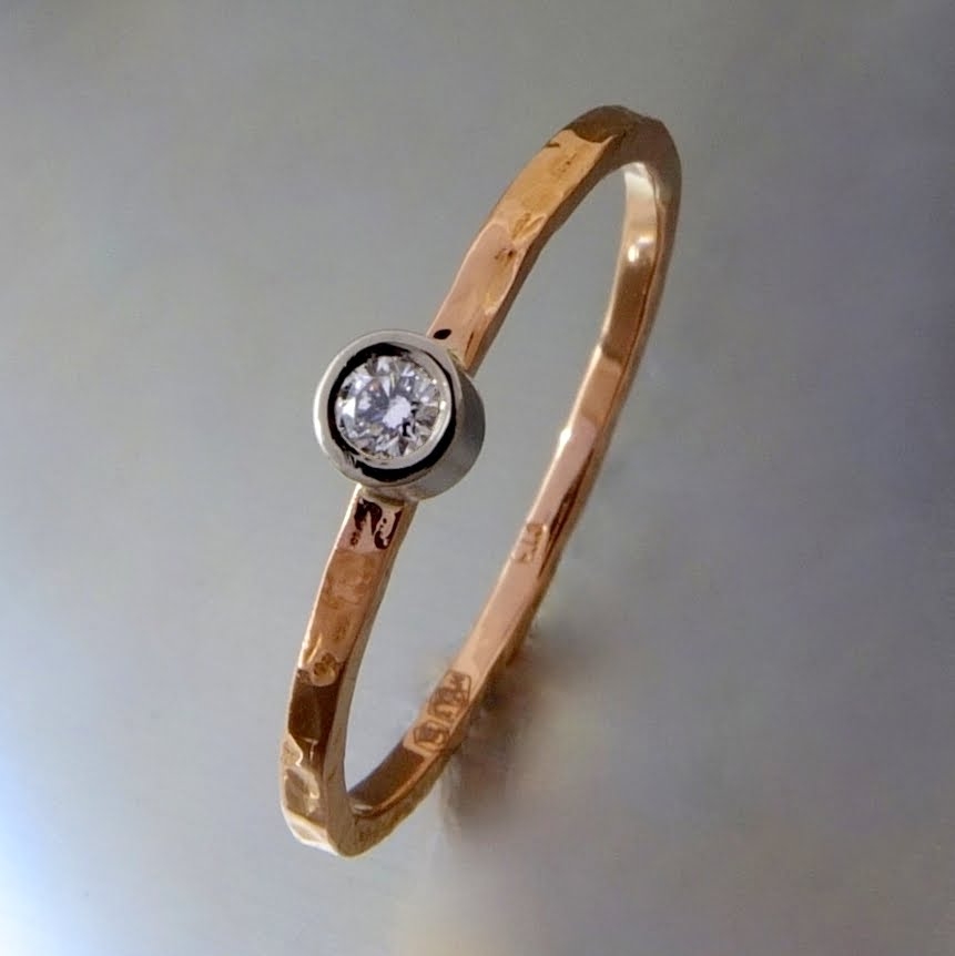 Złoty pierścionek z brylantem 0,04 ct / BIZOE / Biżuteria / Pierścionki