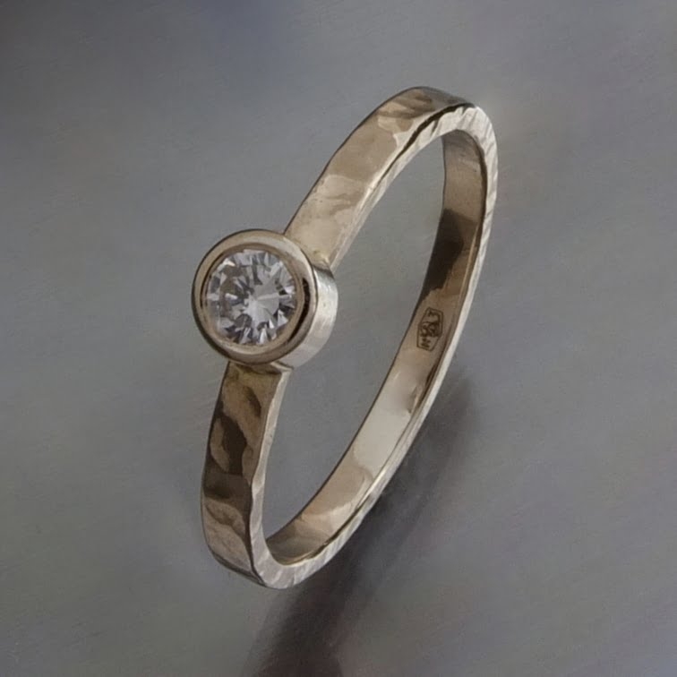 Złoty pierścionek młotkowany z brylantem 0,12 ct,  ROZMIAR 13,5, dostępny "od ręki" / BIZOE / Biżuteria / Pierścionki