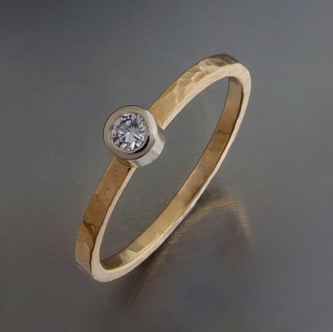 Złoty pierścionek z brylantem 0,07 ct, rozmiar 15, dostępny "od ręki" / BIZOE / Biżuteria / Pierścionki