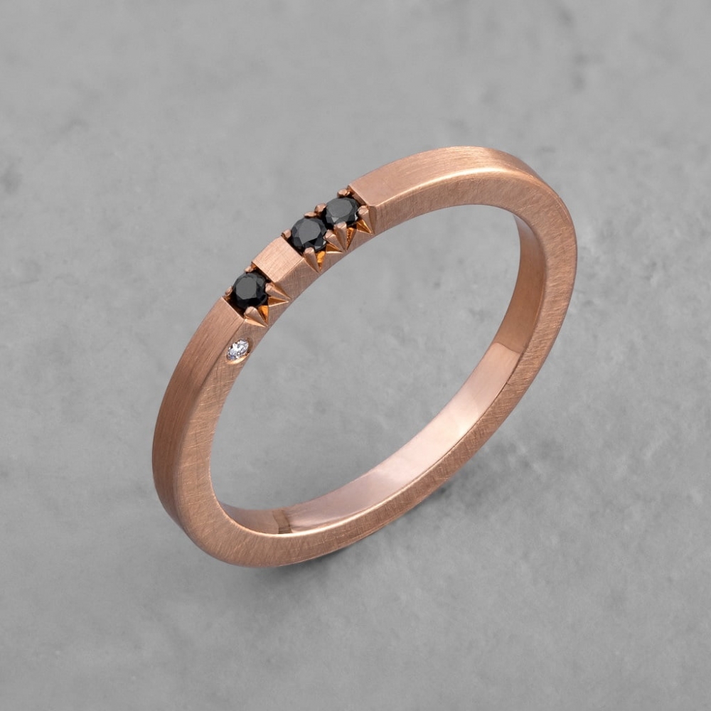 Obrączka / pierścionek z różowego złota z czarnymi i białym brylantem / BIZOE / Biżuteria / Pierścionki