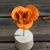 Ceramiczny kwiat na pieńku pomarańczowy