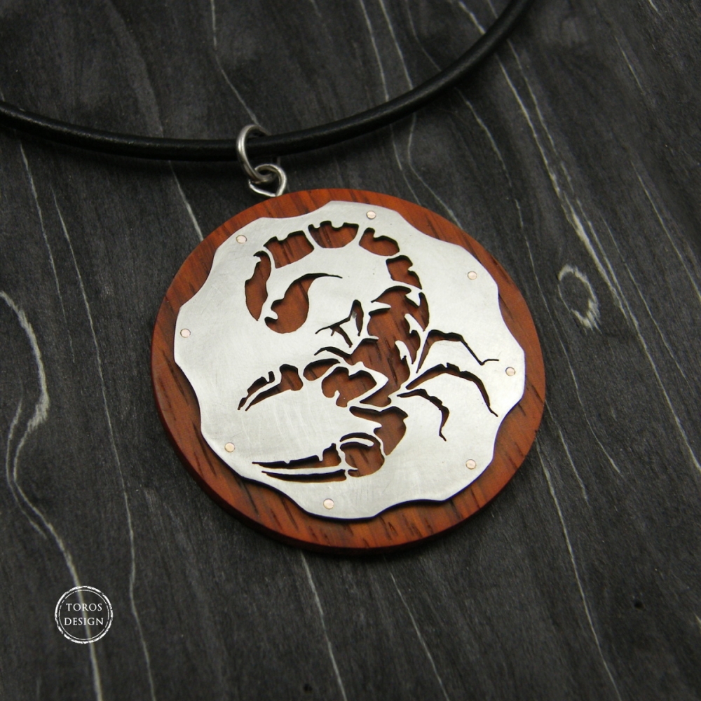 Skorpion - srebrny wisior na drewnie - znaki zodiaku / Toros Design / Biżuteria / Wisiory