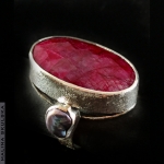 Rubin z niebieskimi perłami - pierścień - Malina Skulska w Biżuteria/Pierścionki