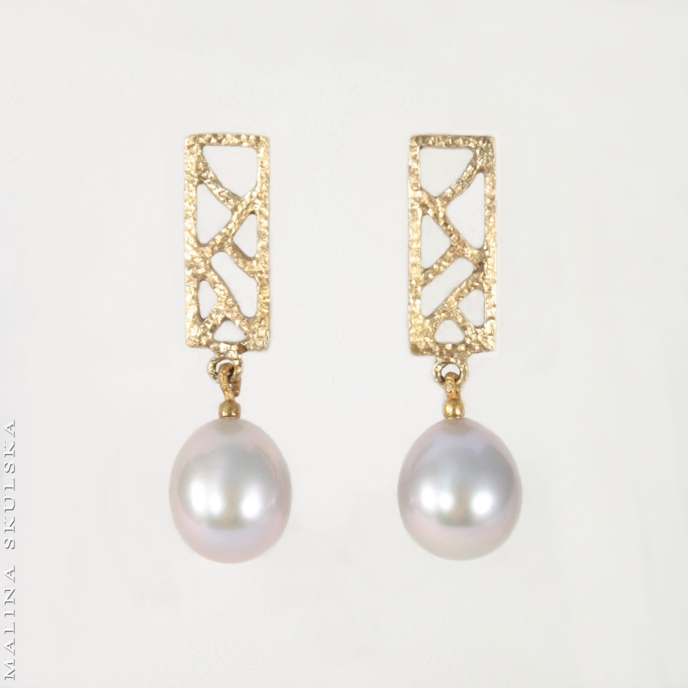 Ażurowe sztyfty ze srebrzystymi perłami / Malina Skulska / Biżuteria / Kolczyki