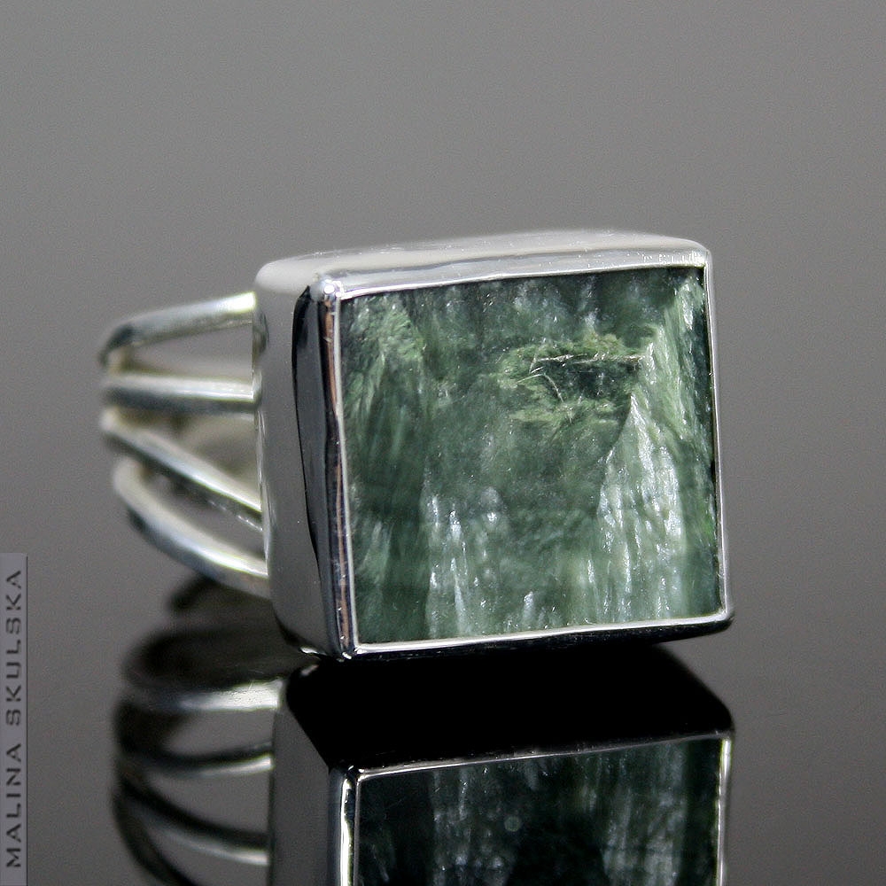 Srebrny pierścień z kwadratowym serafinitem  / Malina Skulska / Biżuteria / Pierścionki