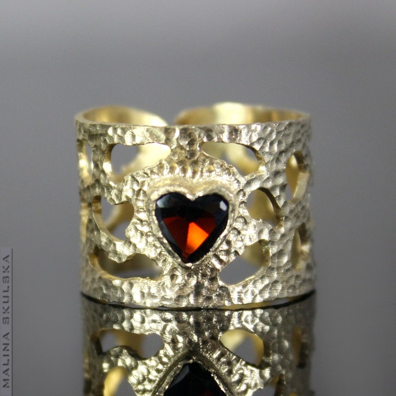 Ażurowy pozłacany pierścionek z sercem z granatu / Malina Skulska / Biżuteria / Pierścionki