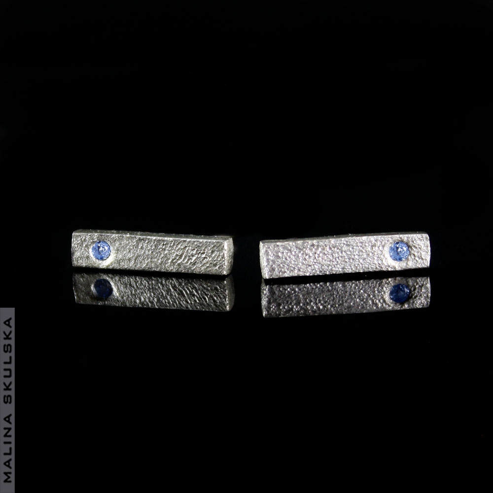 Diamentowane srebrne sztyfty-pałeczki z niebieskim  / Malina Skulska / Biżuteria / Kolczyki