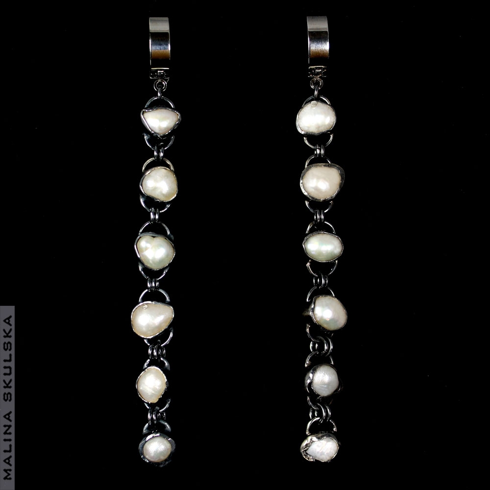 Długie oksydowane kolczyki z białymi perłami / Malina Skulska / Biżuteria / Kolczyki
