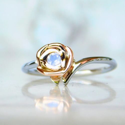 Księżycowa róża - złoty pierścionek z kamieniem księżycowym / Dawid Pandel / Biżuteria / Pierścionki