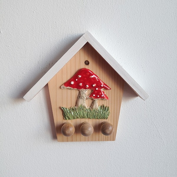 Domek na klucze z grzybami / meru ceramika / Dekoracja Wnętrz / Drewno