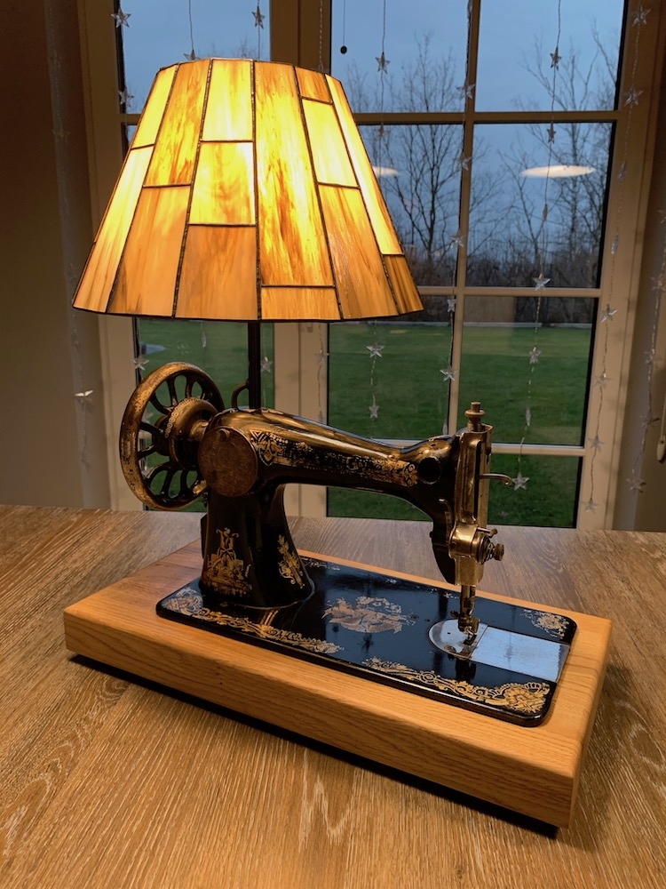 Lampa witrażowa ze starej maszyny Singer / Breitling Glass And More / Dekoracja Wnętrz / Lampy