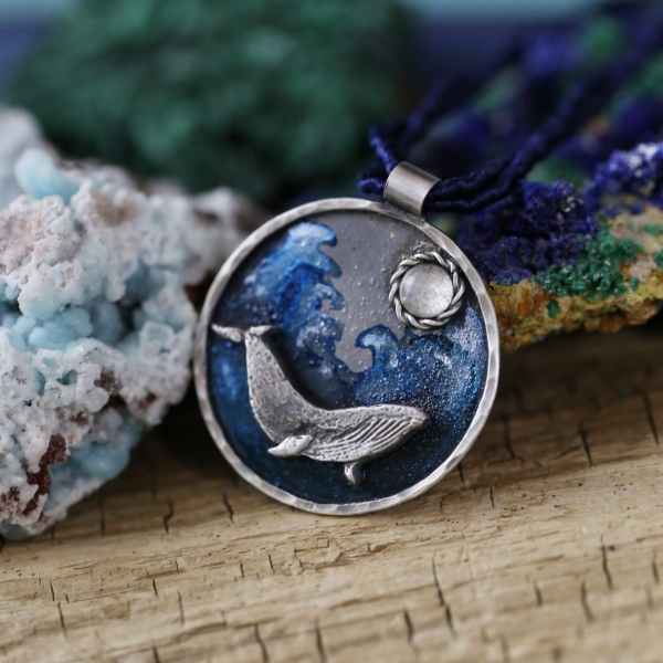 Amulet z wielorybem i kamieniem księżycowym / Cztery Humory / Biżuteria / Wisiory