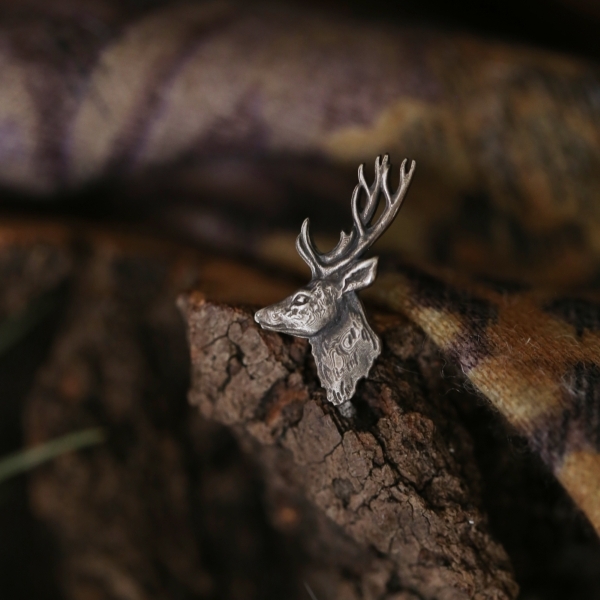 Mini broszka pin z jeleniem ze srebra / Cztery Humory / Biżuteria / Wisiory