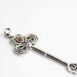 Naszyjnik z wisiorem w kształcie klucza