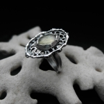 Kropla drąży skałę II - srebrny pierścionek z prehnitem - Fiann w Biżuteria/Pierścionki
