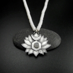 Lotus  Flower - Womb of the world - srebrny naszyjnik z kamieniem księżycowym i muszlą - Fiann w Biżuteria/Naszyjniki