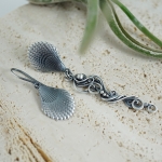 Znalezione na brzegu - asymetryczne kolczyki ze srebrnymi muszelkami - Alabama Studio w Biżuteria/Kolczyki