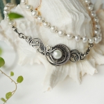 W perłowych objęciach - srebrny naszyjnik z perłami