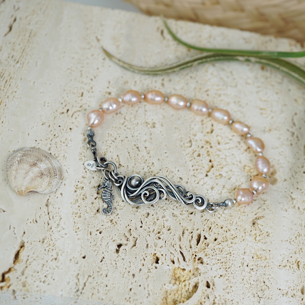 Perłowy przypływ - asymetryczna srebrna bransoleta z brzoskwiniowymi perłami / Alabama Studio / Biżuteria / Bransolety
