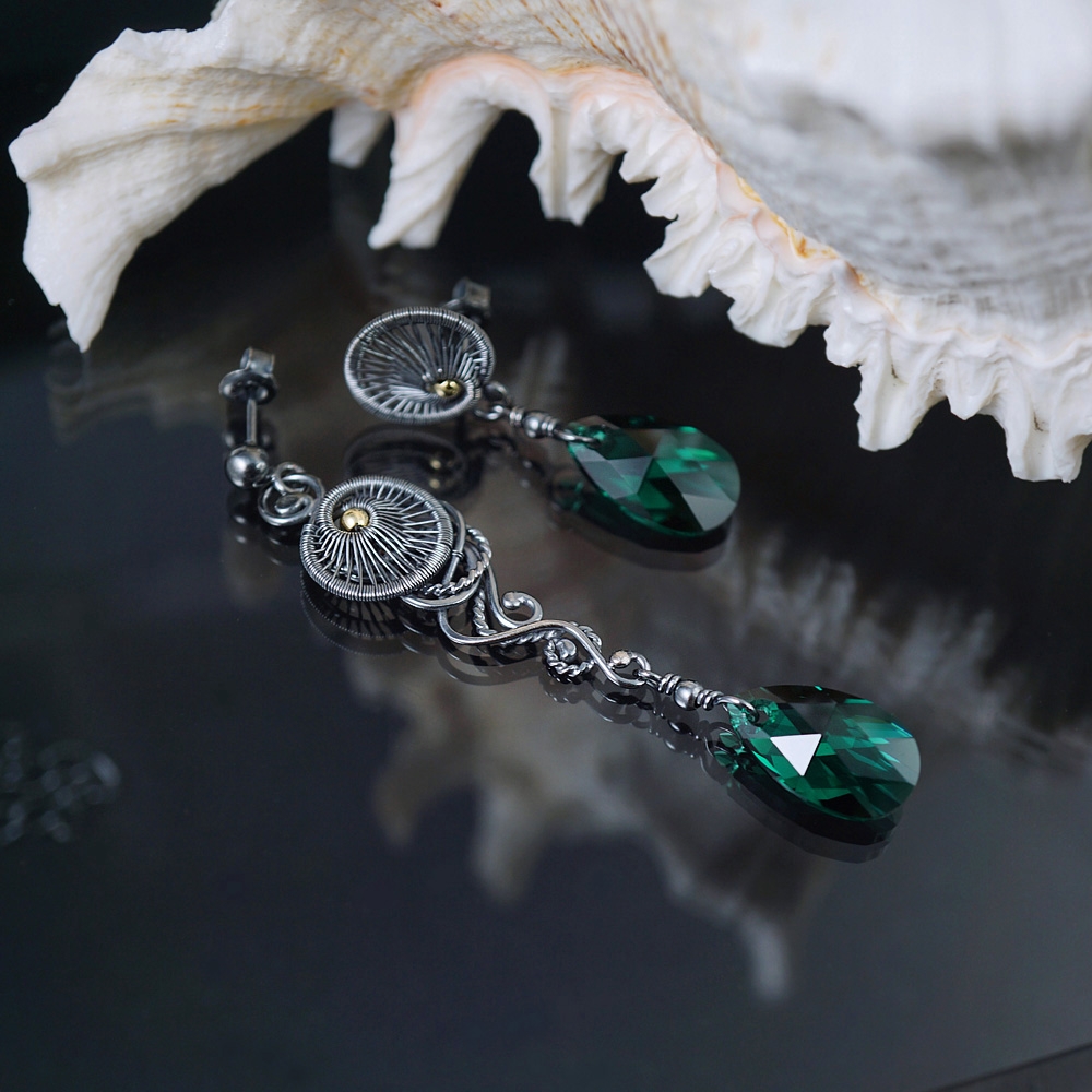Emerald sky - asymetryczne, srebrne kolczyki ze szmaragdowymi kryształami / Alabama Studio / Biżuteria / Kolczyki
