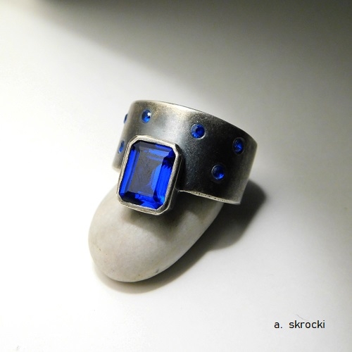 Srebrny pierścionek z niebieskim kryształami.  / atelier Skrocki / Biżuteria / Pierścionki