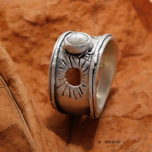 pierścionek z naturalna perłą  / atelier Skrocki / Biżuteria / Pierścionki