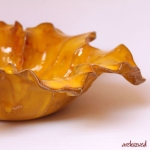 żółty